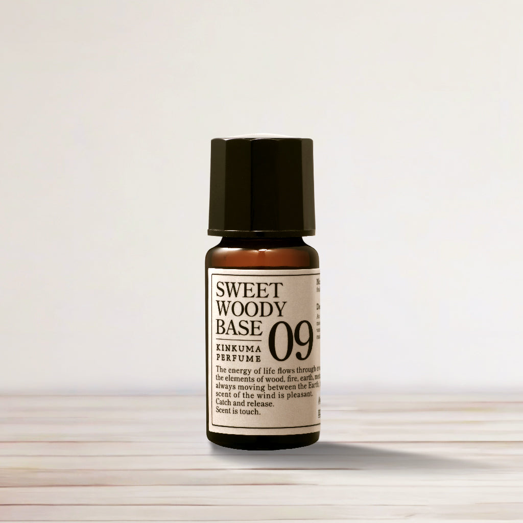 BASE 09 スウィートウッディ – 金熊香水